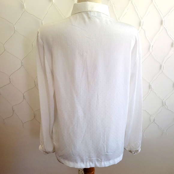 - Vintage 70s Blouse in Crisp White • Button Down • USA Made • Est Medium - Picture 7 of 9